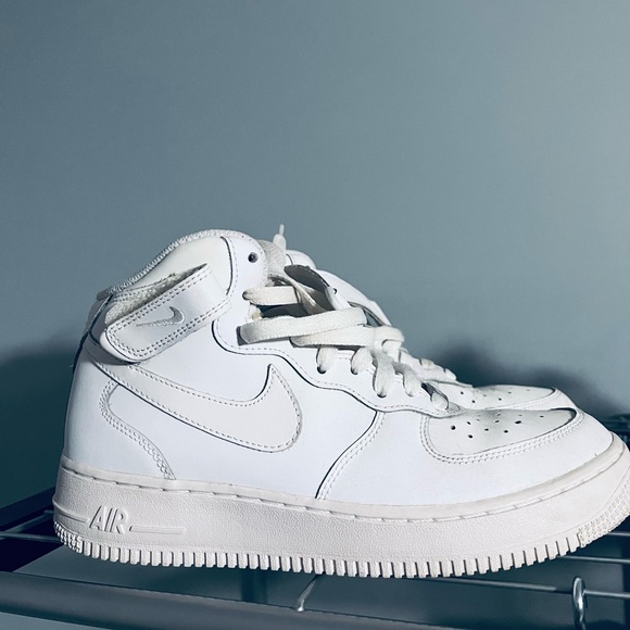 White nike shoes - Picture 1 of 2